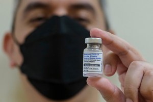 A pharmacist held a vial of a Moderna COVID-19 vaccine on Oct. 6, 2022, in Los Angeles.