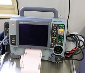 12-lead EKG capable cardiac monitor can identify heart problems, rhythm abnormalities and cardiac injuries