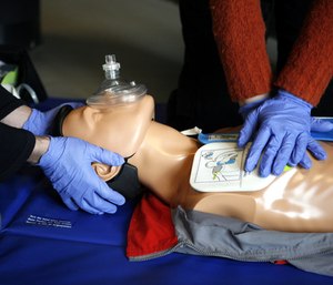 Training layman students how to respond has been an important, nationwide initiative in helping to manage small-scale emergencies. (Photo/Wikimedia Commons)