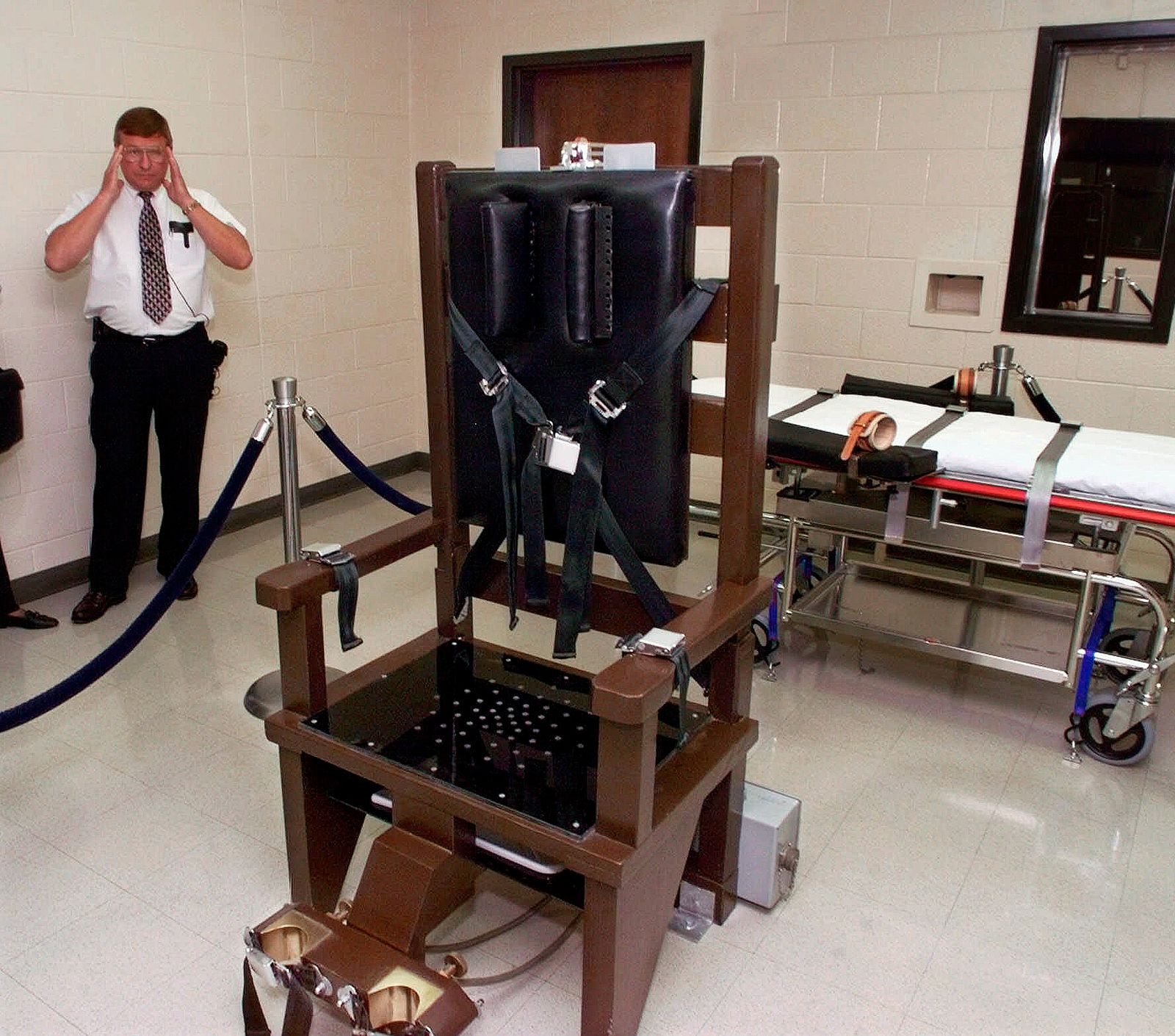 In Tenn., inmates opt for electric chair over injection