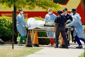 Health workers remove the body of a Chicago resident who died in a major heat wave in July 1995. Image: AP Photo/Mike Fisher