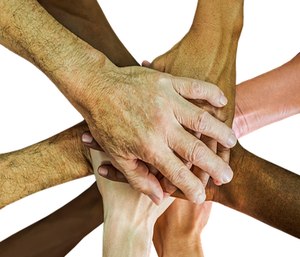 How do we know that new immigrants have settled in our area, and how do we communicate with them? (Photo/Pixabay)