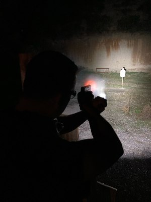 It’s no special effect: The author’s shot is illuminated by the powerful output of the TK16 V2.0 tactical flashlight from Fenix Lighting.