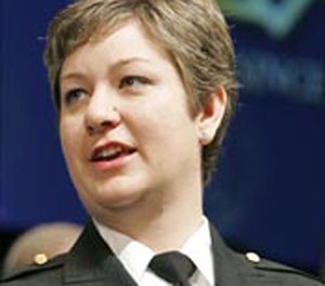 Deputy Jennifer Fulford-Salvano receiving her award at the 2005 IACP convention