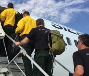 New Zealand firefighters board a plane to head to the Western U.S. to help with wildfire aid. (Photo/NIFC)