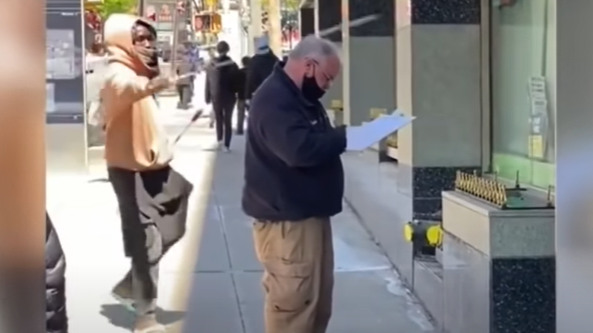 Video Nypd Detective Attacked By Man With Stick While Working Scene Video Nypd Detective Attacked By Man With Stick While Working Scene