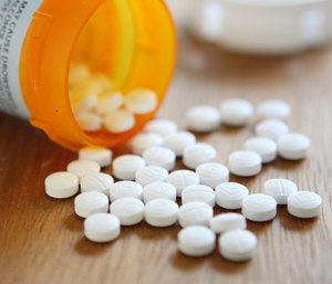 Dr. Donald Hinderliter allegedly prescribed 832,994 pills to 462 patients over two years, averaging 1,803 pills per patient. (Photo/AP)