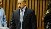 Testimony resumes in Detroit cop's trial for deadly raid