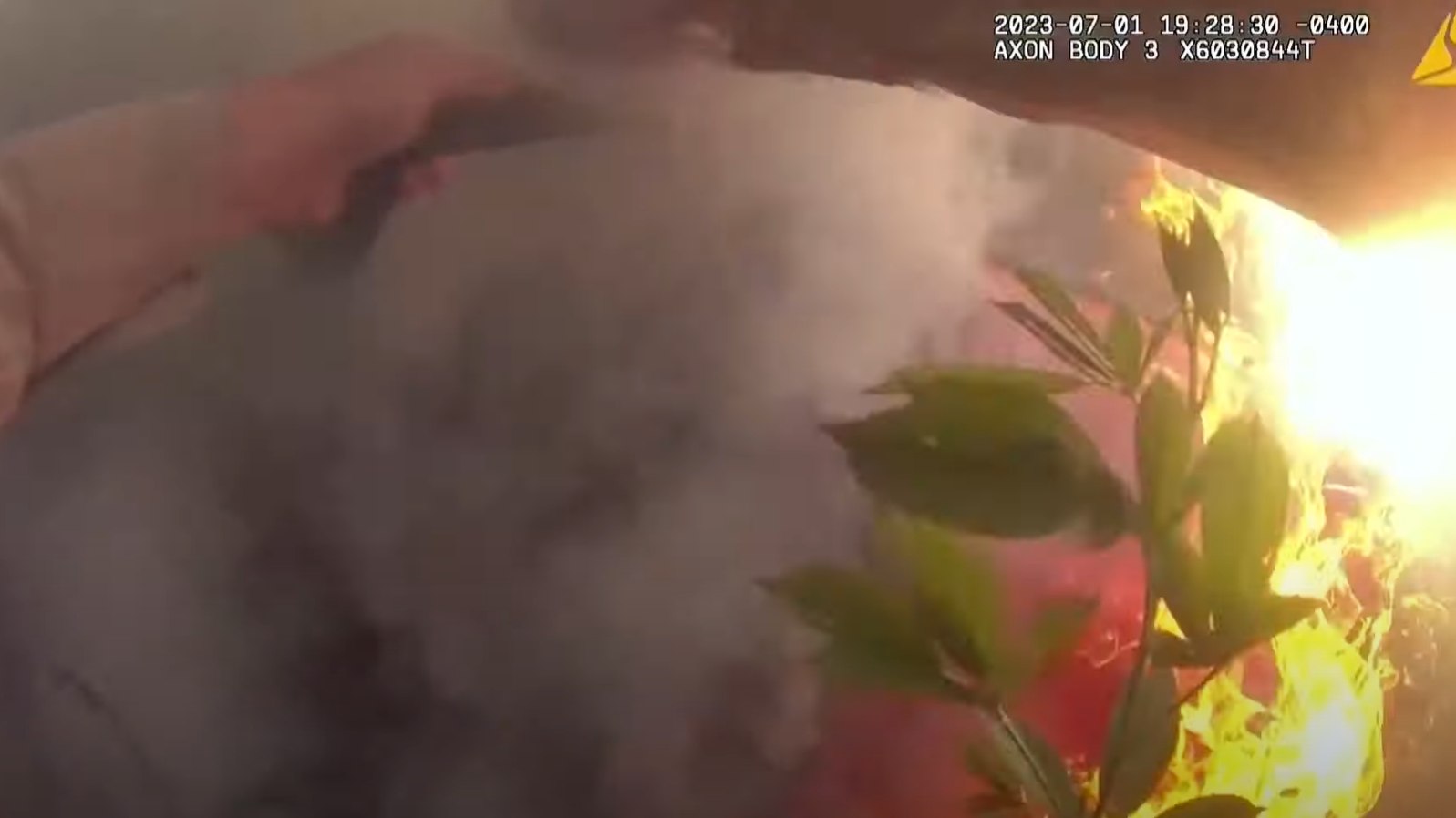 Watch Ga deputy rescues driver trapped in burning vehicle Watch Ga deputy rescues driver trapped in burning vehicle