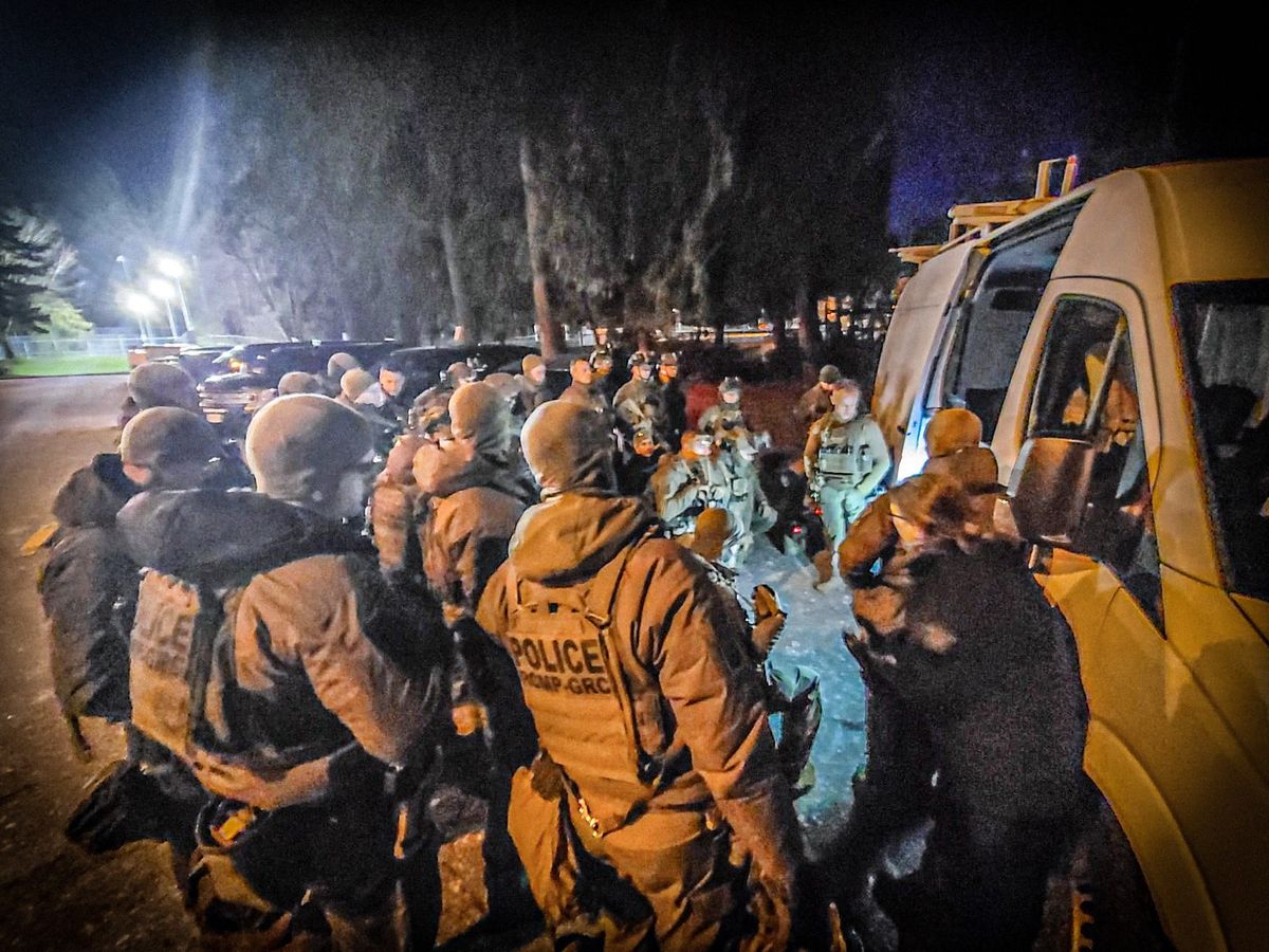 When should a SWAT Commander jump into a front-line role in operations?