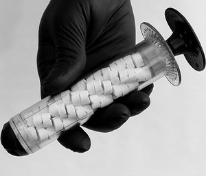 XSTAT 30 by RevMedx works by injecting a group of small, rapidly-expanding sponges into a wound cavity using a syringe-like applicator. (Photo courtesy of RevMedx)
