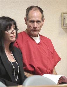 Phillip Garrido looks out at the courtroom during his arraignment on 28 felony counts stemming from the abduction of Jaycee Dugard in 1991, in the El Dorado Superior Court in Placerville, Calif. on Friday, Aug. 28, 2009. (AP photo)