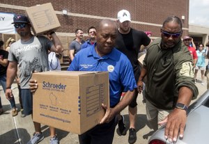 Mayor Sylvester Turner with supplies as part of Hurricane Harvey post-disaster relief efforts. Turner is proposing 500-year floodplain restrictions on community development.