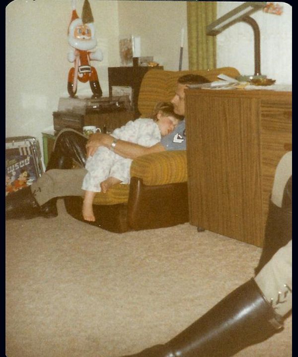 heartbreaking police photos. police dad on christmas
