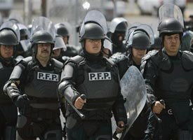 Police prepare to enter a prison during a riot in Ciudad Juarez, Mexico, March 4, 2009. Gang warfare and overcrowding have long been the cause of frequent prison riots in Mexico. After the SoCal riot last Sunday, concerns over similar issues are rising in the U.S. (AP photo)