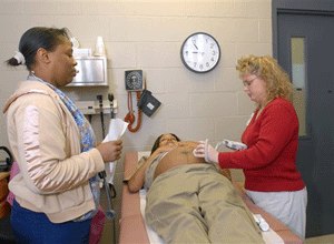Nurse's aid Shannon Gould and Nurse Practioner Denise Burkett listen to inmate Nikisha Robinson's unborn child's heartbeat, Monday, Jan 8, 2007. (AP Photo/Brian Bohannon)