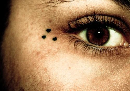 what do dot tattoos under eyes mean