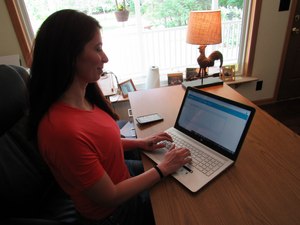 Amanda Grayson studying on Lantern as she works toward her degree on her home computer.