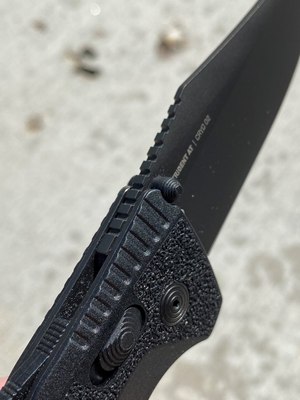 Along the spine of the blade and the grip, extra jimping provides traction for a steady grip, even in slippery conditions.
