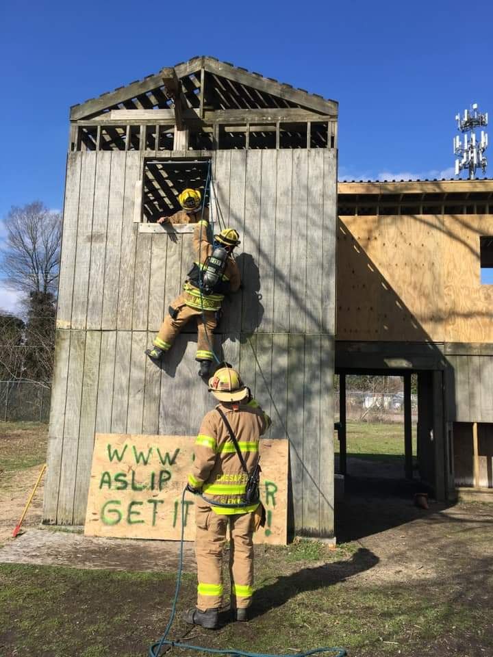 Each member of the crew is being evaluated on proper emergency bailout techniques with the on-duty battalion chief. (Photo/Gregory Sellers)