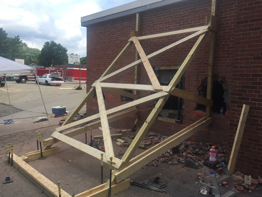 Daire, yıkım için planlanan edinilmiş bir yapıda yapısal çöküş eğitimi verdi.